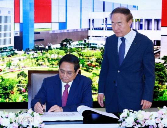 6 min 9 548x420 - Thủ tướng Phạm Minh Chính thăm Tổ hợp bán dẫn Samsung tại Hàn Quốc