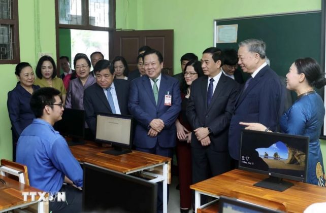 Chủ tịch nước T&ocirc; L&acirc;m thăm ph&ograve;ng học m&aacute;y t&iacute;nh của Trường song ngữ L&agrave;o-Việt Nam.