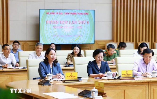 Ph&oacute; Chủ tịch nước, Ph&oacute; Chủ tịch thứ nhất Hội đồng Thi đua-Khen thưởng Trung ương V&otilde; Thị &Aacute;nh Xu&acirc;n tham dự phi&ecirc;n họp.