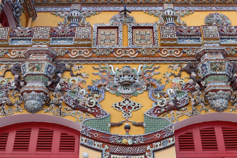 Trên kiến trúc Điện Kiến Trung, nghệ thuật khảm được phân bố đối xứng làm tăng cảm giác hài hòa khi chiêm ngưỡng công trình nhiều chi tiết. (Ảnh: Minh Anh/Vietnam+) Trên kiến trúc Điện Kiến Trung, nghệ thuật khảm được phân bố đối xứng làm tăng cảm giác hài hòa khi chiêm ngưỡng công trình nhiều chi tiết. (Ảnh: Minh Anh/Vietnam+)