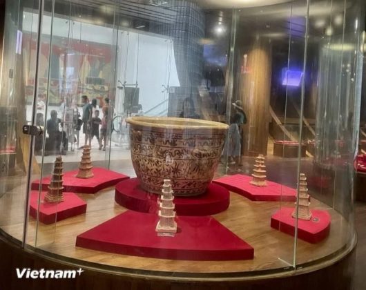 Tầng 2: Khu trưng b&agrave;y lịch sử -h4