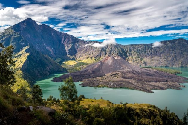 Ở khu vực Đ&ocirc;ng Nam &Aacute;, du kh&aacute;ch c&oacute; thể tham khảo chuyến đi trekking tại n&uacute;i Rinjani của Indonesia. Người tham gia thường bắt đầu leo l&ecirc;n đỉnh v&agrave;o buổi tối, để khi đến được v&agrave;nh miệng n&uacute;i lửa l&agrave; l&uacute;c &aacute;nh s&aacute;ng đầu ti&ecirc;n của ng&agrave;y mới l&oacute; dạng. Ảnh: Lonely Planet