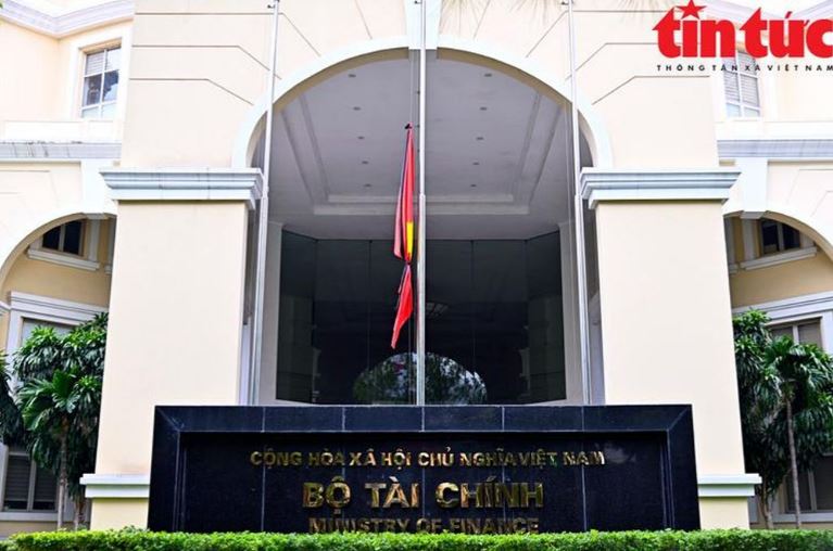 Trụ sở Bộ Tài chính trên phố Trần Hưng Đạo (quận Hoàn Kiếm) cũng đã thực hiện treo cờ rủ. Trụ sở Bộ Tài chính trên phố Trần Hưng Đạo (quận Hoàn Kiếm) cũng đã thực hiện treo cờ rủ.