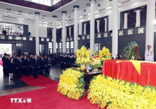 Đo&agrave;n H&agrave;n Quốc do Thủ tướng H&agrave;n Quốc Han Duck Soo, đặc ph&aacute;i vi&ecirc;n của Tổng thống H&agrave;n Quốc l&agrave;m Trưởng đo&agrave;n, viếng Tổng B&iacute; thư Nguyễn Ph&uacute; Trọng.