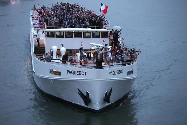 Đoàn chủ nhà Pháp đi sau cùng, kết thúc phần diễu hành. Hai VĐV nước chủ nhà là Florent Manaudou và Mélina Robert-Michon đọc lời tuyên thệ.