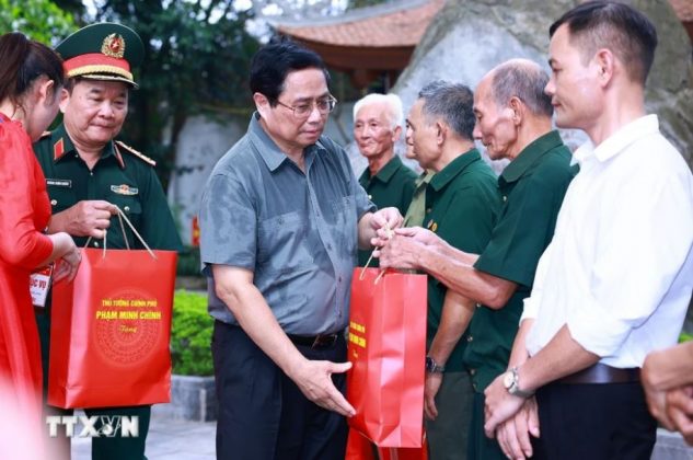 Thủ tướng Phạm Minh Ch&iacute;nh tặng qu&agrave; động vi&ecirc;n thương, bệnh binh, gia đ&igrave;nh liệt sỹ huyện Đại Từ.