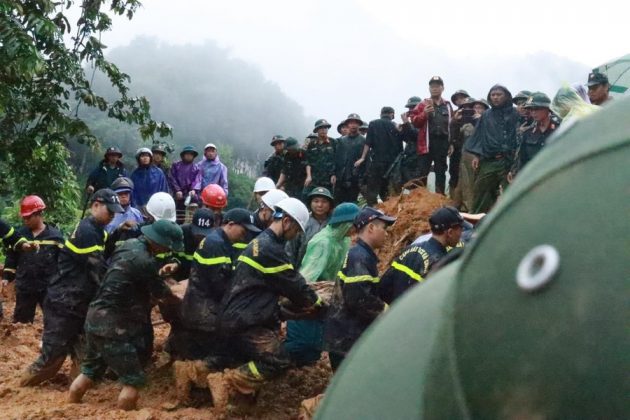 H&agrave;ng trăm người được huy động....