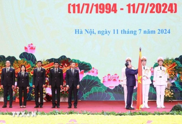 Chủ tịch Quốc hội Trần Thanh Mẫn trao Hu&acirc;n chương Lao động hạng Nhất cho cơ quan Kiểm to&aacute;n Nh&agrave; nước. (Ảnh: An Đăng/TTXVN)