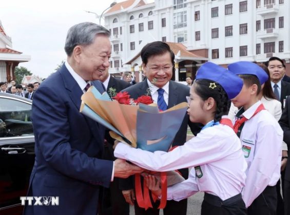 Thiếu nhi Thủ đ&ocirc; Vientiane tặng hoa, ch&agrave;o mừng Chủ tịch nước T&ocirc; L&acirc;m thăm cấp Nh&agrave; nước tới CHDCND L&agrave;o. (Ảnh: Nhan S&aacute;ng/TTXVN)