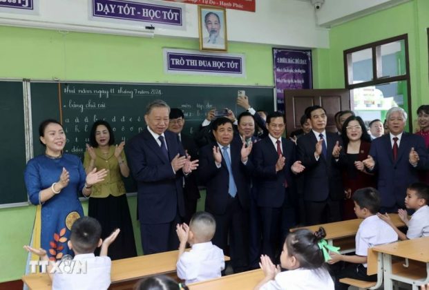 Chủ tịch nước T&ocirc; L&acirc;m thăm lớp hai của Trường song ngữ L&agrave;o-Việt Nam.