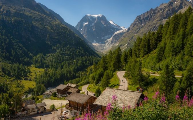Tuyến đường đi bộ Haute Route bắt đầu từ x&atilde; Chamonix ở Ph&aacute;p đến l&agrave;ng Zermatt ở Thụy Sĩ, k&eacute;o d&agrave;i khoảng 2 tuần. Du kh&aacute;ch sẽ được đi theo những lộ tr&igrave;nh kh&aacute;c nhau theo từng m&ugrave;a. V&agrave;o m&ugrave;a Đ&ocirc;ng, khi nhiều người kết hợp hoạt động trekking c&ugrave;ng trượt tuyết. Ảnh: Lonely Planet