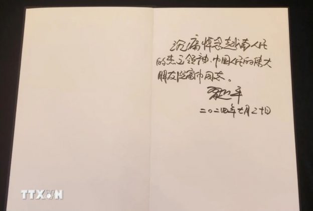 Tổng B&iacute; thư, Chủ tịch Trung Quốc Tập Cận B&igrave;nh ghi d&ograve;ng chữ trong Sổ tang: 'V&ocirc; c&ugrave;ng thương tiếc đồng ch&iacute; Nguyễn Ph&uacute; Trọng, l&atilde;nh tụ kiệt xuất của nh&acirc;n d&acirc;n Việt Nam, người bạn vĩ đại của nh&acirc;n d&acirc;n Trung Quốc.'