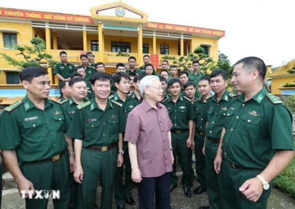Tổng B&iacute; thư Nguyễn Ph&uacute; Trọng với c&aacute;n bộ, chiến sỹ Đồn bi&ecirc;n ph&ograve;ng Cửa khẩu quốc tế T&acirc;y Trang (Điện Bi&ecirc;n), s&aacute;ng 16/7/2016.