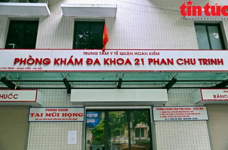Ngôi nhà số 48 Hàng Ngang (phường Hàng Đào, quận Hoàn Kiếm), nơi Chủ tịch Hồ Chí Minh viết "Tuyên ngôn Độc lập" với 2 dải băng đen gắn trên cờ Đảng và cờ Tổ quốc đã được treo trang trọng trên tầng 3.