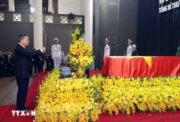 Đồng ch&iacute; T&ocirc; L&acirc;m, Ủy vi&ecirc;n Bộ Ch&iacute;nh trị, Chủ tịch nước, thay mặt Đo&agrave;n Ban Chấp h&agrave;nh Trung ương Đảng Cộng sản Việt Nam d&acirc;ng hương tưởng niệm trước linh cữu Tổng B&iacute; thư Nguyễn Ph&uacute; Trọng.
