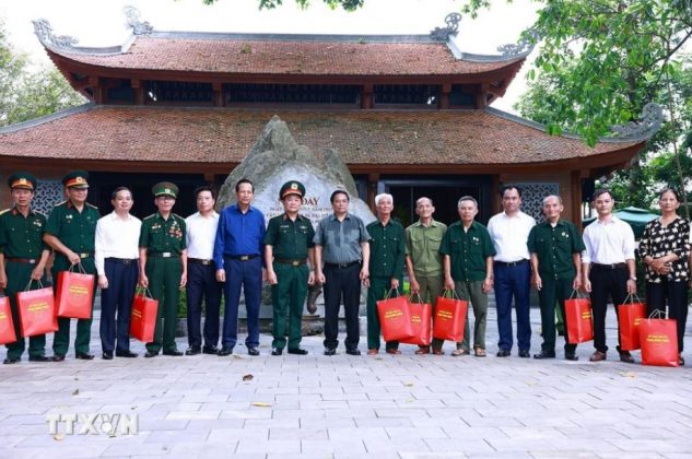 Thủ tướng Phạm Minh Ch&iacute;nh tặng qu&agrave; động vi&ecirc;n thương, bệnh binh, gia đ&igrave;nh liệt sỹ huyện Đại Từ.