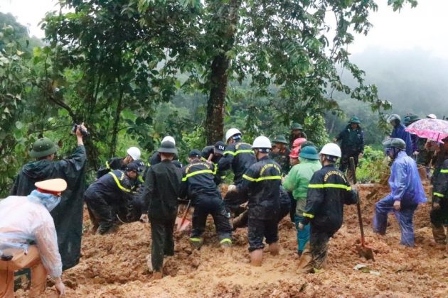 Phối hợp t&igrave;m kiếm cứu nạn