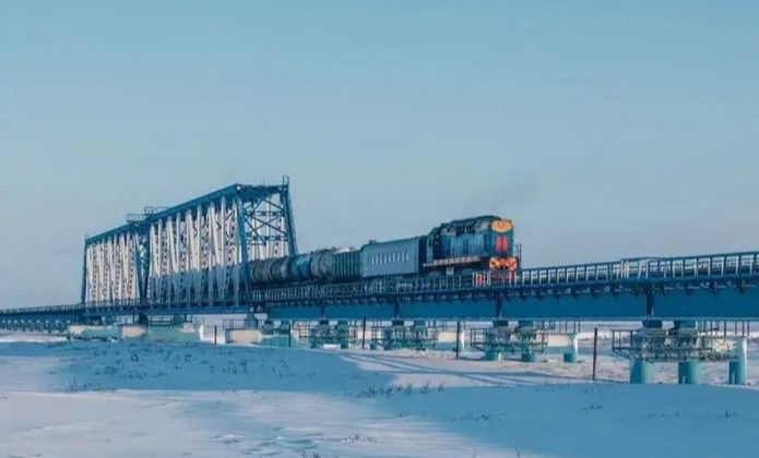 Tuyến đường sắt "Obskaya-Karskaya" l&agrave; minh chứng cho sự nỗ lực phi thường của con người trong việc chinh phục thi&ecirc;n nhi&ecirc;n v&agrave; ph&aacute;t triển khoa học kỹ thuật. N&oacute; kh&ocirc;ng chỉ đ&oacute;ng vai tr&ograve; quan trọng trong việc khai th&aacute;c t&agrave;i nguy&ecirc;n m&agrave; c&ograve;n l&agrave; biểu tượng cho tinh thần dũng cảm v&agrave; &yacute; ch&iacute; ki&ecirc;n cường của con người trước những thử th&aacute;ch khắc nghiệt.