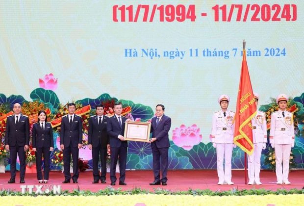 Chủ tịch Quốc hội Trần Thanh Mẫn trao Hu&acirc;n chương Lao động hạng Nhất cho cơ quan Kiểm to&aacute;n Nh&agrave; nước. (Ảnh: An Đăng/TTXVN)