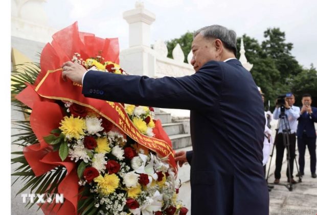 Chủ tịch nước T&ocirc; L&acirc;m đặt v&ograve;ng hoa tại Đ&agrave;i tưởng niệm c&aacute;c liệt sỹ v&ocirc; danh ở Thủ đ&ocirc; Vientiane. (Ảnh: B&ugrave;i Xu&acirc;n T&uacute;/ TTXVN)
