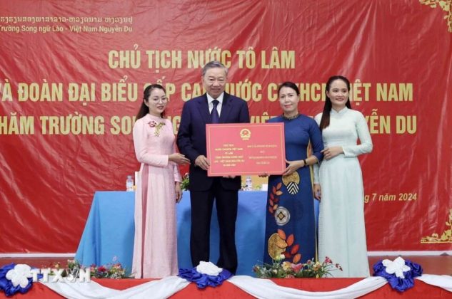 Chủ tịch nước T&ocirc; L&acirc;m tặng qu&agrave; cho Trường song ngữ L&agrave;o-Việt Nam.