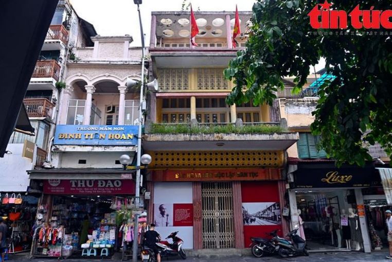 Ngôi nhà số 48 Hàng Ngang (phường Hàng Đào, quận Hoàn Kiếm), nơi Chủ tịch Hồ Chí Minh viết "Tuyên ngôn Độc lập" với 2 dải băng đen gắn trên cờ Đảng và cờ Tổ quốc đã được treo trang trọng trên tầng 3. Ngôi nhà số 48 Hàng Ngang (phường Hàng Đào, quận Hoàn Kiếm), nơi Chủ tịch Hồ Chí Minh viết "Tuyên ngôn Độc lập" với 2 dải băng đen gắn trên cờ Đảng và cờ Tổ quốc đã được treo trang trọng trên tầng 3. - h2