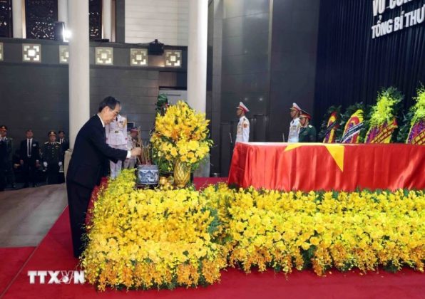 Đo&agrave;n H&agrave;n Quốc do Thủ tướng H&agrave;n Quốc Han Duck Soo, đặc ph&aacute;i vi&ecirc;n của Tổng thống H&agrave;n Quốc l&agrave;m Trưởng đo&agrave;n, viếng Tổng B&iacute; thư Nguyễn Ph&uacute; Trọng.