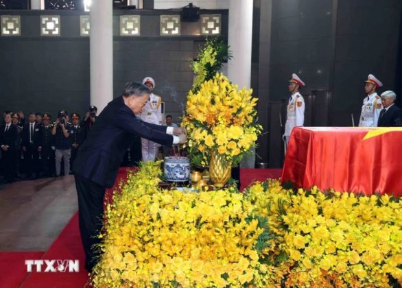 Đồng ch&iacute; T&ocirc; L&acirc;m, Ủy vi&ecirc;n Bộ Ch&iacute;nh trị, Chủ tịch nước, thay mặt Đo&agrave;n Ban Chấp h&agrave;nh Trung ương Đảng Cộng sản Việt Nam d&acirc;ng hương tưởng niệm trước linh cữu Tổng B&iacute; thư Nguyễn Ph&uacute; Trọng.