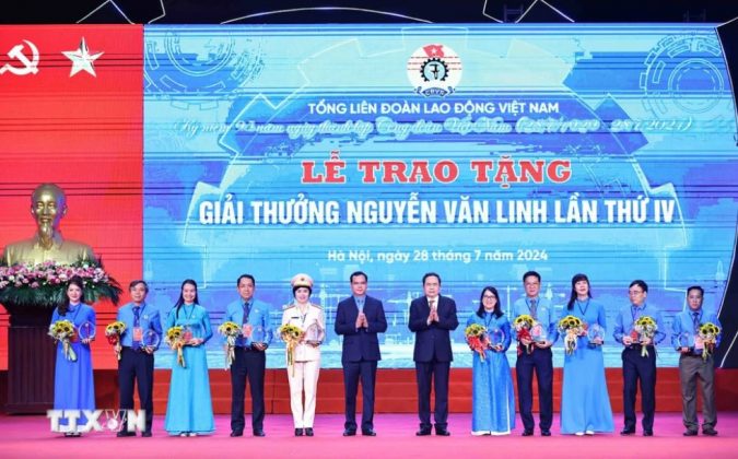 9 min 34 675x420 - Chủ tịch Quốc hội dự lễ kỷ niệm 95 năm Ngày thành lập Công đoàn Việt Nam