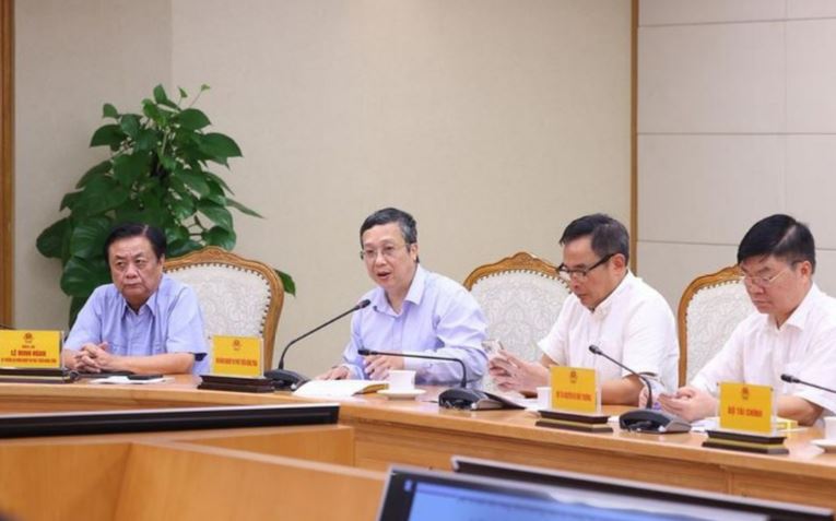 Lãnh đạo Bộ NN&PTNT trình bày những điểm tiếp thu, chỉnh lý, bổ sung vào dự thảo Nghị định quy định chi tiết về đất trồng lúa 