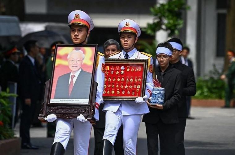 Di ảnh Tổng Bí thư Nguyễn Phú Trọng cùng nhiều huân, huy chương và các phần thưởng cao quý được đưa ra từ nhà tang lễ quốc gia để chuẩn bị di chuyển tới Nghĩa trang Mai Dịch