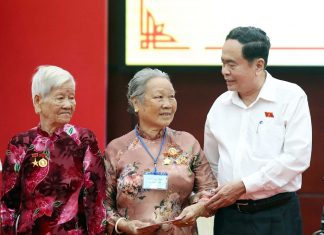 Chủ tịch Quốc hội Trần Thanh Mẫn trao quà tặng người có công với cách mạng tỉnh Hậu Giang