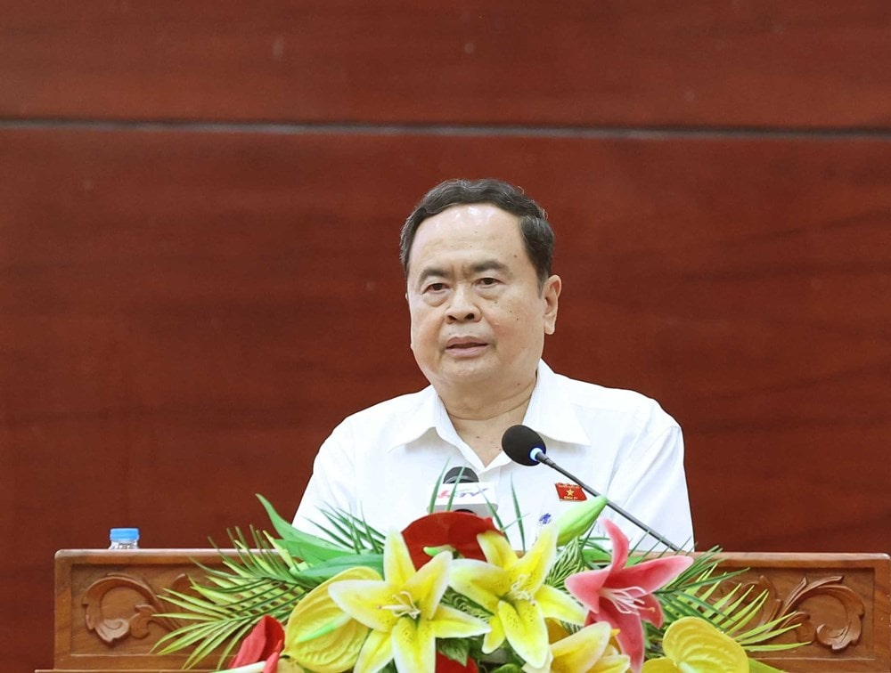 Chu tich Quoc hoi Tran Thanh Man trao qua min - Chủ tịch Quốc hội Trần Thanh Mẫn trao quà tặng người có công với cách mạng tỉnh Hậu Giang