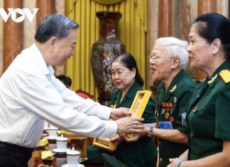 Chủ tịch nước Tô Lâm gặp mặt Ban Liên lạc Đại đoàn 305 Dù-Đặc công