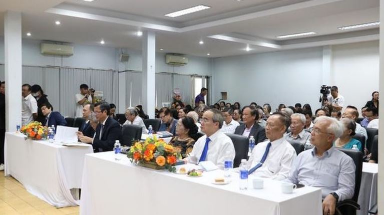 Đông đảo các nhân sĩ, trí thức, bạn bè thân hữu của GS-TS Trần Hồng Quân dự lễ ra mắt hồi ký