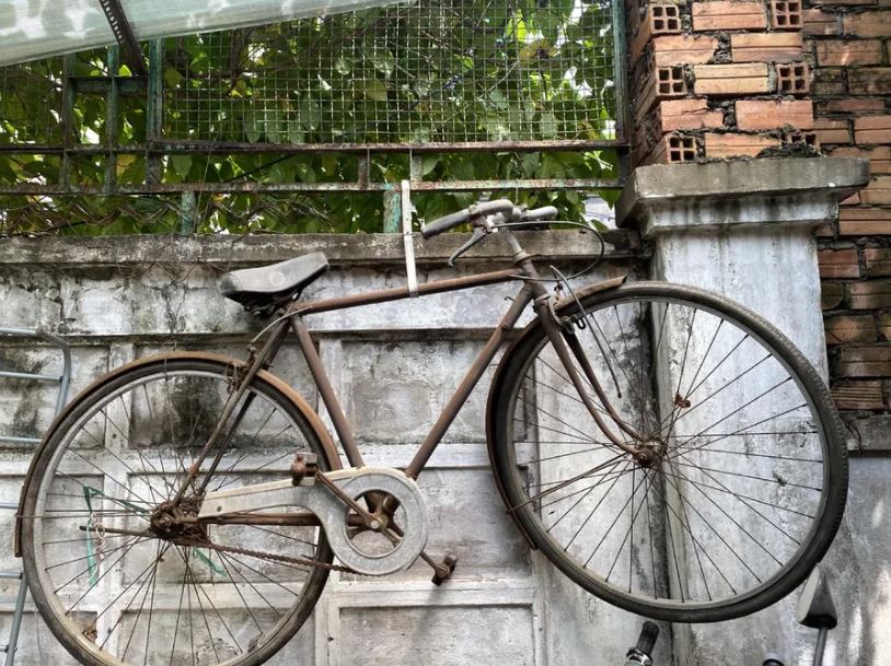 Chiếc xe đạp là phương tiện di chuyển mà nhà nghiên cứu Huỳnh Ngọc Trảng đã dùng trong khoảng thời gian nghiên cứu văn hóa Khmer Nam Bộ. 