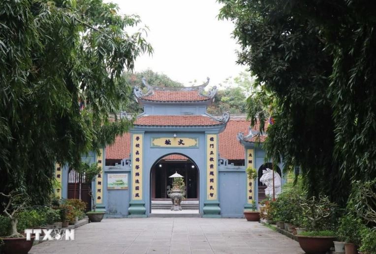 Nhà văn chỉ thờ các quan văn dưới triều Lý tại đền Đô.