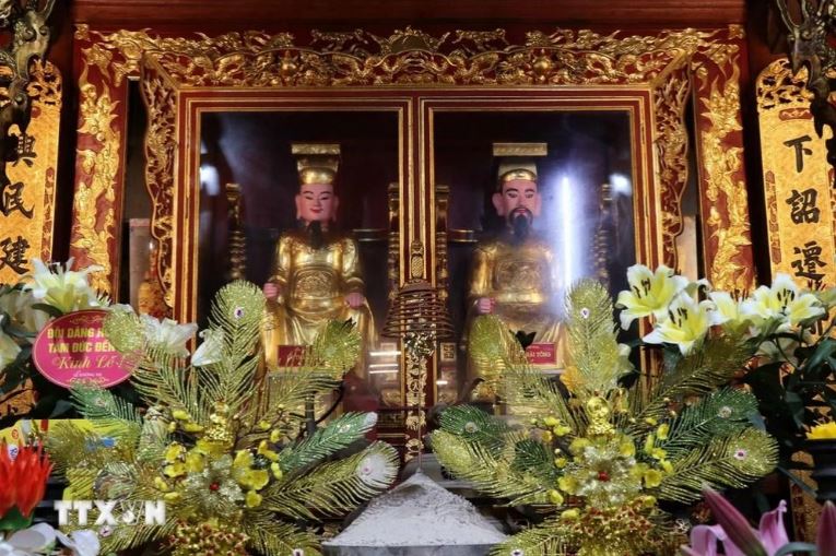 Tượng Vua Lý Thái Tổ (bên trái) và Vua Lý Thái Tông (bên phải) trong đền Đô. 