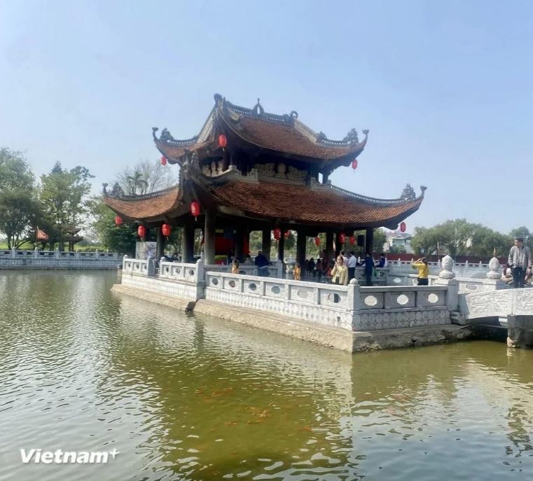 Phía trước đền là hồ bán nguyệt, xung quanh kè đá xanh, ở giữa là nhà thủy đình.