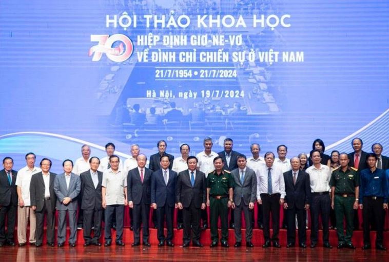 Các đại biểu tham dự Hội thảo chụp ảnh kỷ niệm.