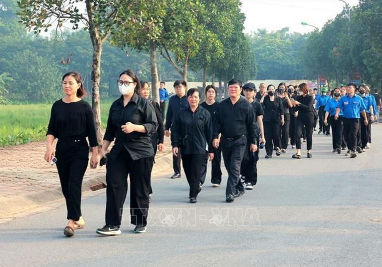 Từ 6h30, dòng người đã di chuyển về thôn Lại Đà, xã Đông Hội, huyện Đông Anh, thành phố Hà Nội để viếng Tổng Bí thư Nguyễn Phú Trọng. 