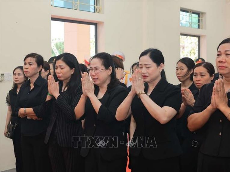 Nhiều người dân không giấu nổi cảm xúc khi đến viếng Tổng Bí thư Nguyễn Phú Trọng tại quê nhà sáng 26/7.