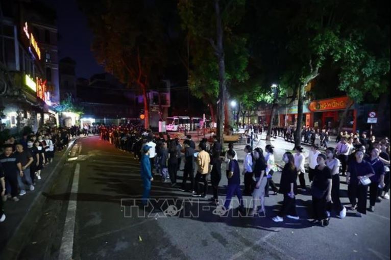 23h đêm ngày 25/7, người dân vẫn xếp hàng để chờ vào viếng Tổng Bí thư Nguyễn Phú Trọng.