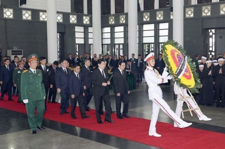 Đoàn Ban Chỉ đạo Trung ương về phòng, chống tham nhũng, tiêu cực do Ủy viên Bộ Chính trị, Thường trực Ban Bí thư Lương Cường làm trưởng đoàn vào viếng Tổng Bí thư Nguyễn Phú Trọng.