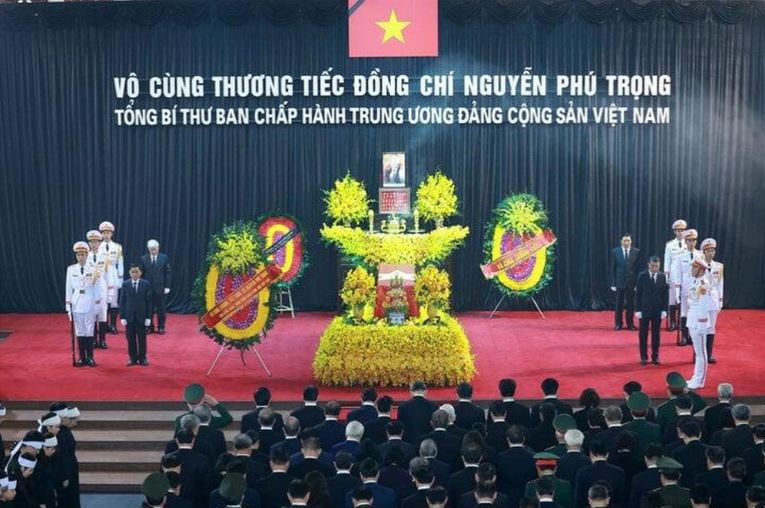 Các lãnh đạo, nguyên lãnh đạo Ban Chấp hành Trung ương Đảng dành một phút tưởng nhớ Tổng Bí thư Nguyễn Phú Trọng. 