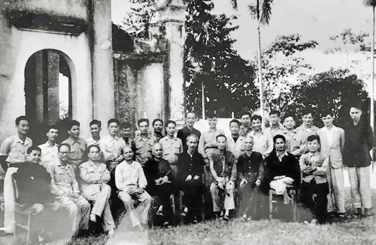 Ông Tạ Quang Bửu và các đại biểu chụp ảnh với Chủ tịch Hồ Chí Minh.