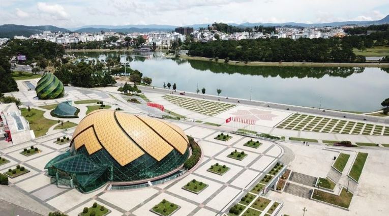 Lâm Đồng tập trung và ưu tiên phát triển công nghiệp khai thác và chế biến khoáng sản (bauxit, alumin, nhôm và các sản phẩm từ nhôm). Lâm Đồng tập trung và ưu tiên phát triển công nghiệp khai thác và chế biến khoáng sản (bauxit, alumin, nhôm và các sản phẩm từ nhôm).