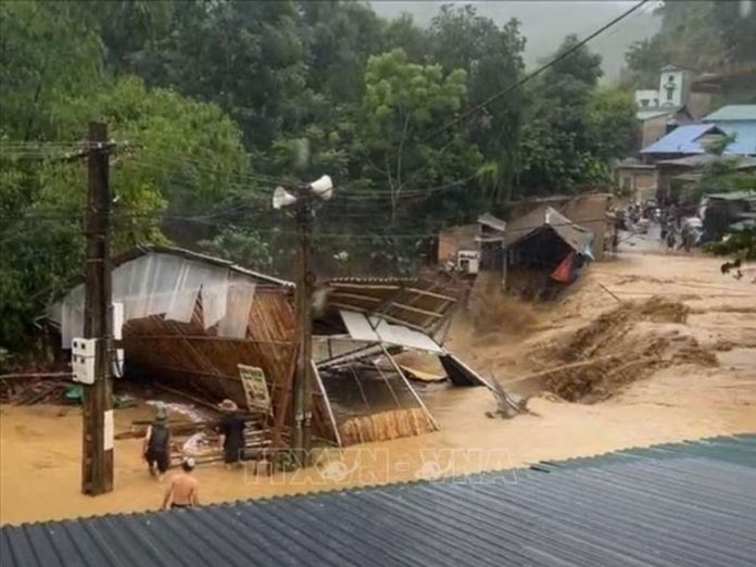 Lũ quét cuốn trôi nhà dân ở huyện miền núi Thanh Hóa Lũ quét cuốn trôi nhà dân ở huyện miền núi Thanh Hóa