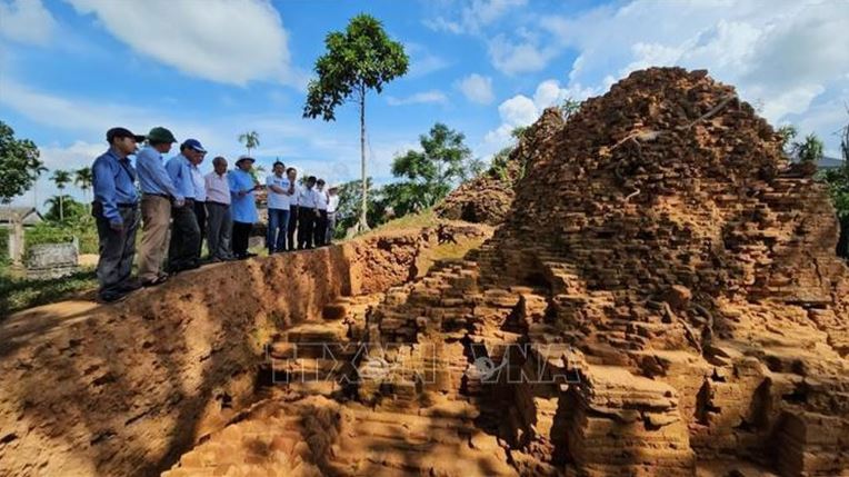 Mo rong dien tich khai quat khao co Thap doi Lieu Coc min - Mở rộng diện tích khai quật khảo cổ Tháp đôi Liễu Cốc