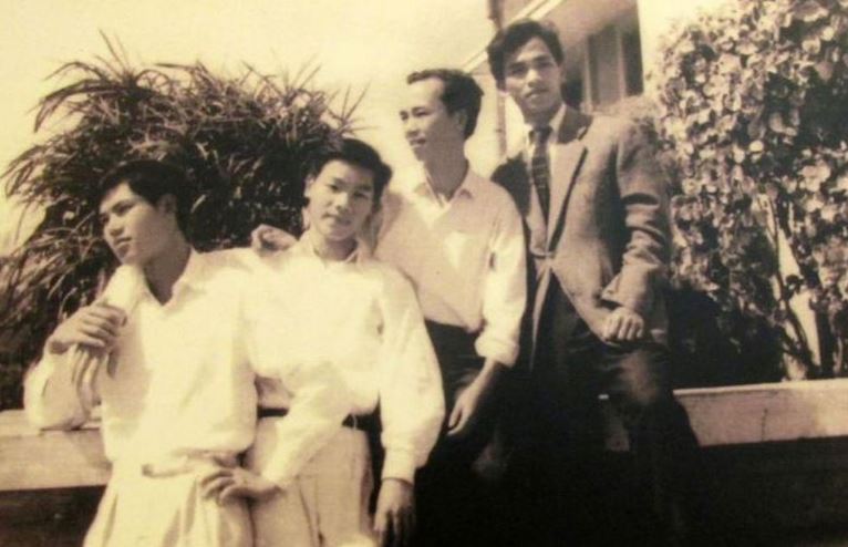 Tổng Bí thư, Chủ tịch nước Nguyễn Phú Trọng là cựu sinh viên Khoa Ngữ Văn, khóa 8, Trường Đại học Tổng hợp Hà Nội (người đứng thứ hai từ trái sang, chụp tháng 2/1965 ở ký túc xá Mễ Trì, Hà Nội)